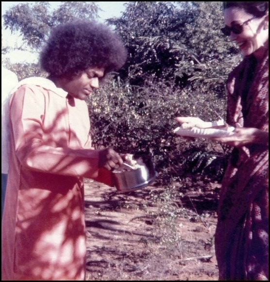 swami_serving_food