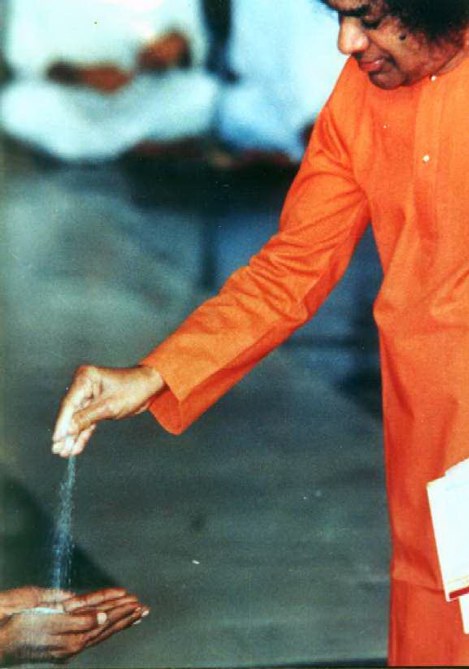 swami_giving_vibhuti